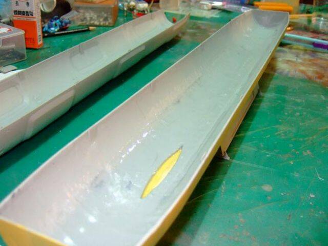 船殼內部貼上玻璃纖維編織紗布-第一次使用總覺得做的好難看